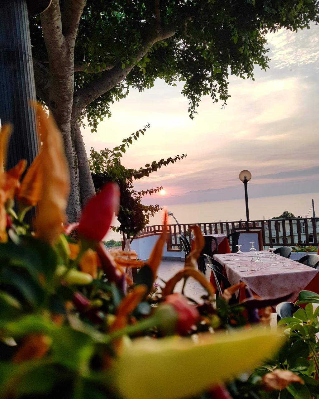 San Carlo - Terrazzo Sul Mare Con Ristorante E Pizzeria Bed & Breakfast Дзамброне Екстериор снимка